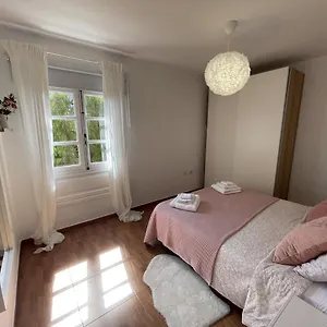 https://beautiful-3-bd-apartment-in-la-laguna-city-centre.adeje-hotels.com